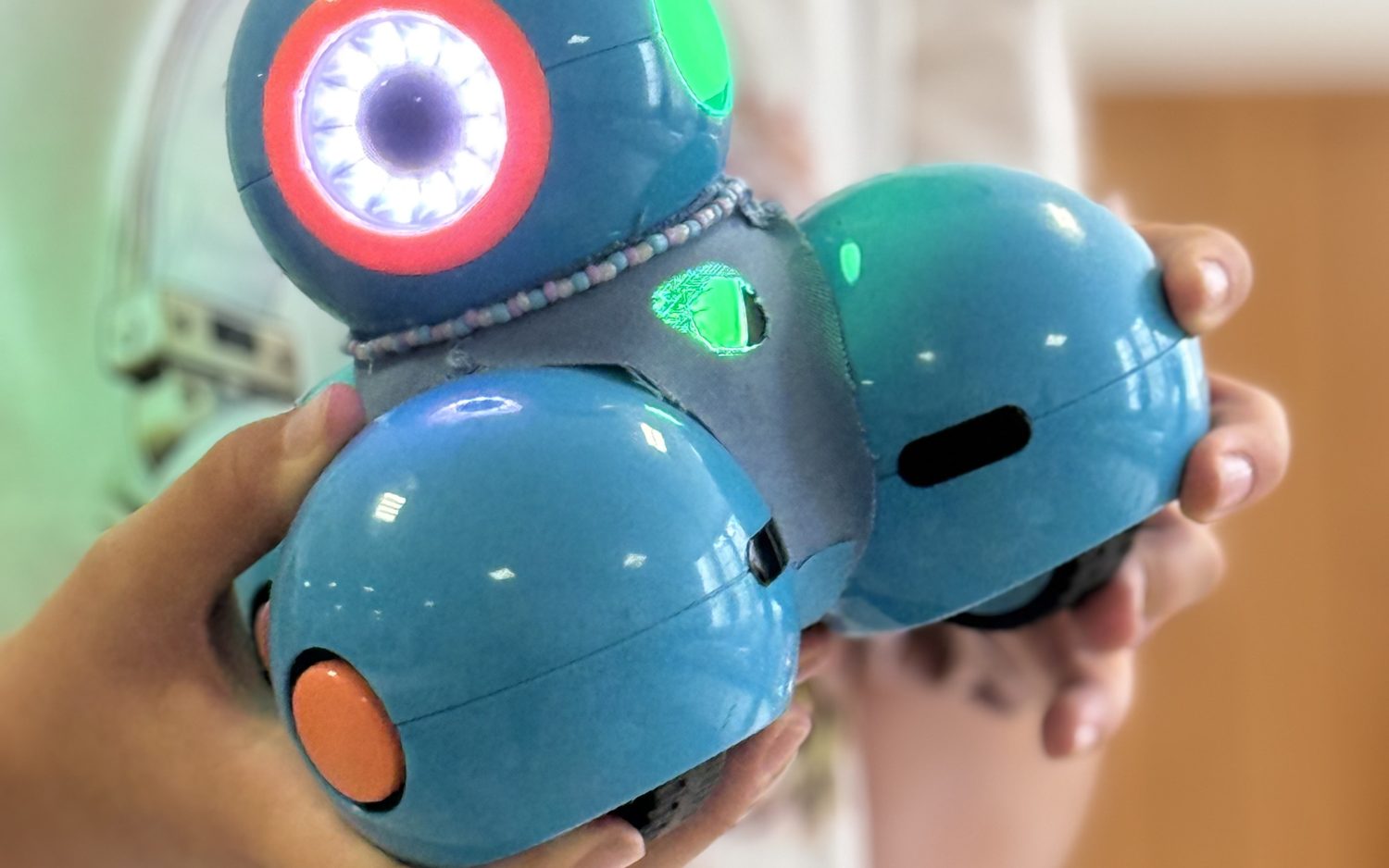 Kind hält einen selbst gestalteten Roboter – Technik trifft Kunst im Maker-Projekt